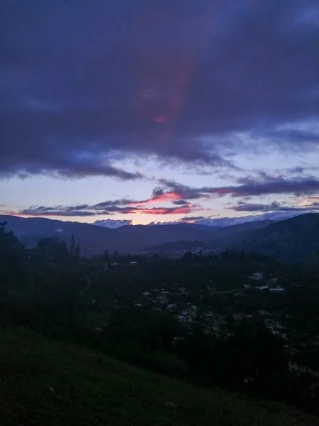 Plan Vertical Beaux Nuages Sur Les Collines Herbeuses Dans Morni — Photo