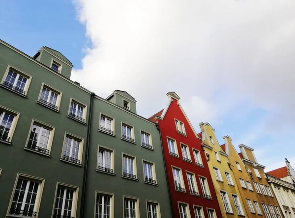 Tiro Ângulo Baixo Edifícios Coloridos Típicos Cidade Velha Gdansk Polônia — Fotografia de Stock