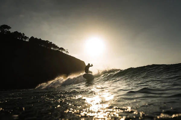 Una Bella Foto Una Silhouette Giovane Surfista Con Una Tavola — Foto Stock