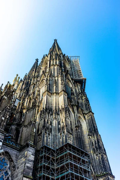 Tiro Vertical Uma Histórica Parede Exterior Catedral Colônia Padrões Arquitetônicos — Fotografia de Stock