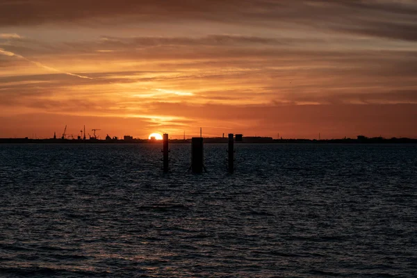 Una Puesta Sol Impresionante Costa Del Mar Del Norte Cerca — Foto de Stock