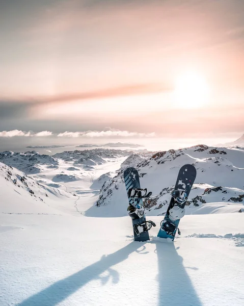 Plano Vertical Dos Tablas Snowboard Sumergidas Nieve Las Montañas Durante — Foto de Stock