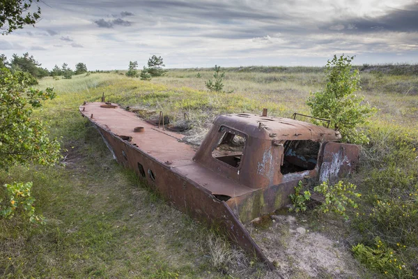 Primer Plano Selectivo Viejo Barco Abandonado Medio Enterrado Suelo — Foto de Stock
