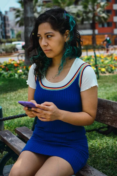 Una Foto Vertical Una Mujer Con Pelo Azul Charlando Con — Foto de Stock