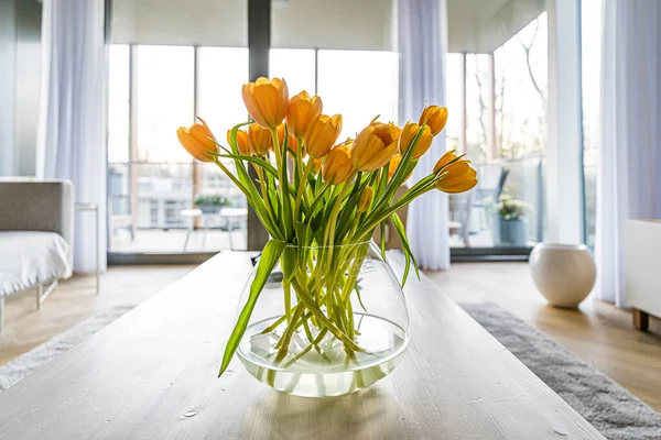 Tulip Kuning Dalam Vas Atas Meja Interior Modern Den Haag — Stok Foto
