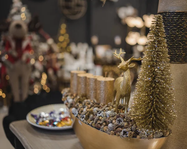 Μια Επιλεκτική Φωτογραφία Εστίασης Ενός Διακοσμητικού Χρυσού Ελαφιού Χριστουγεννιάτικου Δέντρου — Φωτογραφία Αρχείου