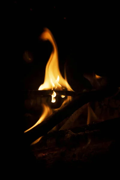 Belo Tiro Vertical Incêndio Noite Fundo Preto — Fotografia de Stock