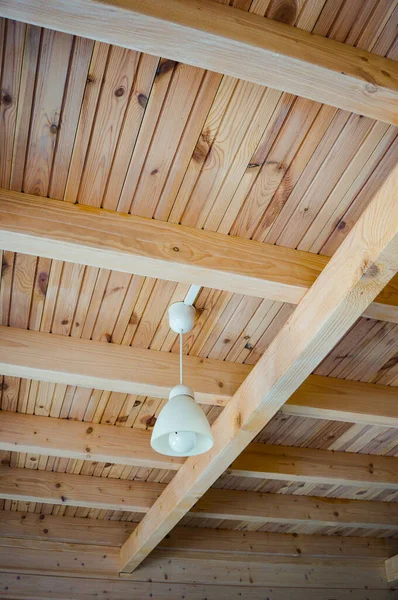Asılı Bir Lambayla Tahta Tavandan Dikey Bir Görüntü — Stok fotoğraf