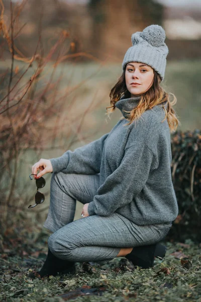 Colpo Verticale Una Giovane Donna Che Tiene Gli Occhiali Sole — Foto Stock