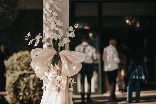Tiro Foco Seletivo Flores Orquídea Decoradas Correio Madeira Casamento — Fotografia de Stock