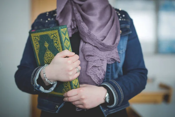 Szelektív Fókusz Felvétel Egy Muszlim Kezében Egy Korán — Stock Fotó