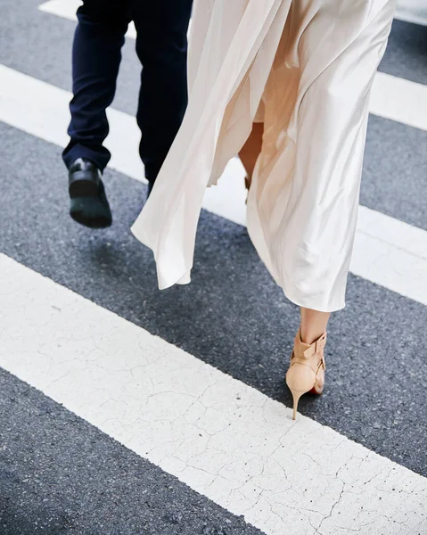 Close Vertical Casal Elegante Andando Rua — Fotografia de Stock