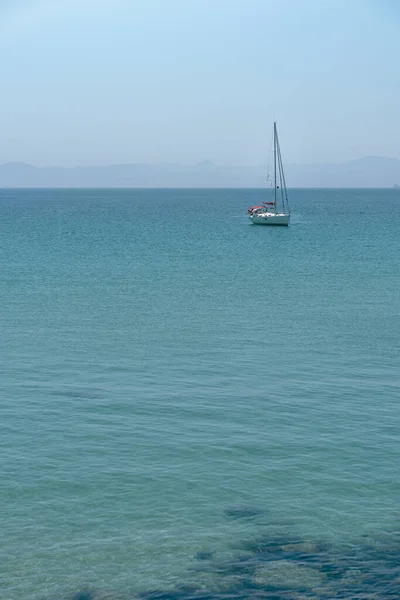 Disparo Vertical Velero Mar Rodeado Colinas Bajo Luz Del Sol — Foto de Stock