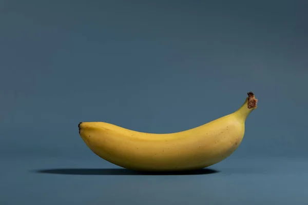 Изолированный Крупный План Банана Голубом Фоне — стоковое фото