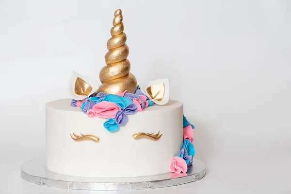 유니콘 얼굴의 맛있는 케이크를 클로즈업 — 스톡 사진