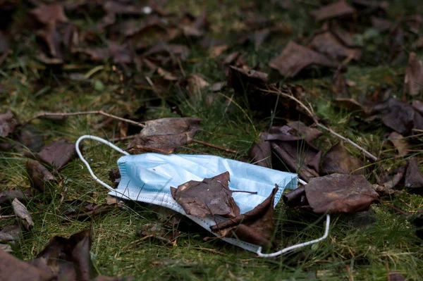 Una Máscara Médica Lanzada Naturaleza Durante Cuarentena Brote Covidio Contaminación — Foto de Stock