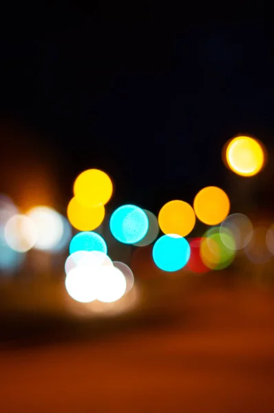 暗闇の中でカラフルなボケの光の垂直ショット — ストック写真