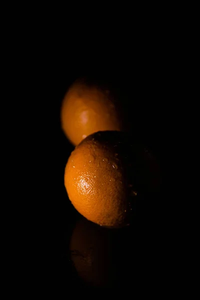 아래검은 배경에 분리되어 오렌지의 수직층 — 스톡 사진