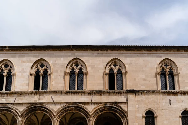 Lovitură Closeup Unei Clădiri Medievale Sub Cer Tulbure Dubrovnik Croația — Fotografie, imagine de stoc