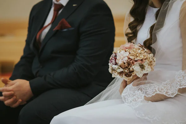 花嫁と新郎の選択的フォーカスショット — ストック写真