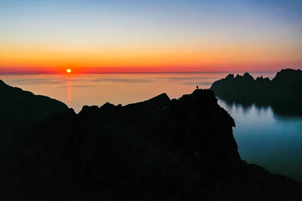 胡夫杰勒山山顶的无人驾驶飞机图像 午夜的太阳 北极的海洋背景 夏季的日落 在挪威塞尼亚 — 图库照片