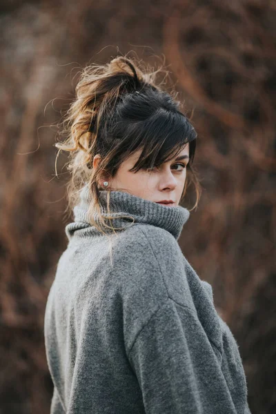 Colpo Verticale Una Giovane Donna Che Indossa Maglione Grigio Collo — Foto Stock