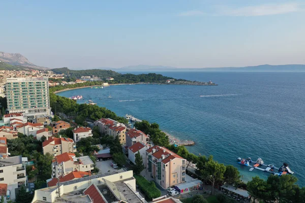 Una Vista Del Dron Ciudad Makarska Rodeada Por Mar Bajo —  Fotos de Stock