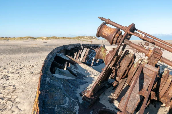 Eine Aufnahme Eines Schiffswracks Einem Sandstrand Auf Norderney Deutschland — Stockfoto