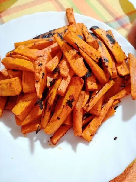 Disparo Vertical Sabrosas Zanahorias Horneadas Plato Blanco —  Fotos de Stock