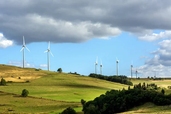 Eine Verregnete Wolkenlandschaft Über Windkraftanlagen Zur Stromerzeugung Puy Dome Frankreich — Stockfoto