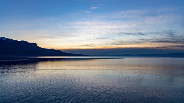 Sebuah Pemandangan Memesona Dari Sebuah Danau Bergelombang Latar Belakang Matahari — Stok Foto