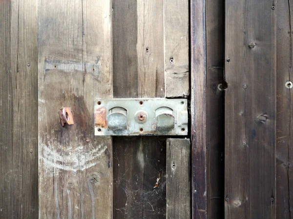 Tiro Close Uma Fechadura Porta Velha Enferrujada Portão Madeira — Fotografia de Stock