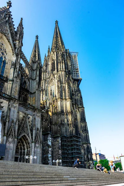 Tiro Vertical Uma Histórica Parede Exterior Catedral Colônia Padrões Arquitetônicos — Fotografia de Stock