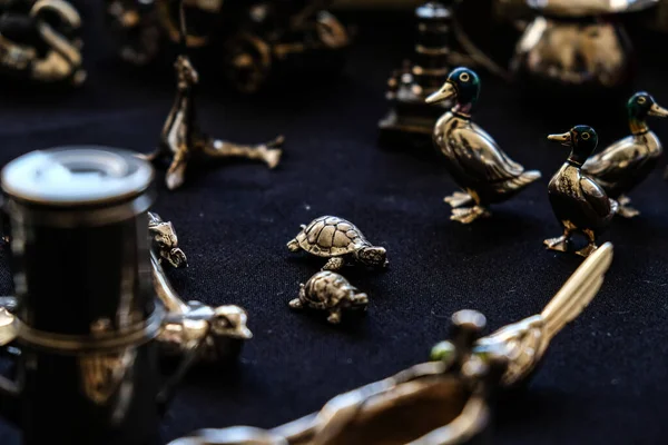 Egy Közeli Kép Kis Fém Kacsáról Teknős Szuvenírekről Asztalon Homályos — Stock Fotó