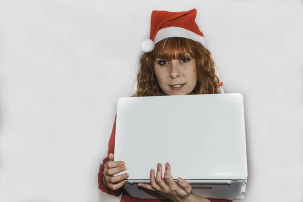 Una Joven Pelirroja Posando Sombrero Santa Claus Una Blusa Roja — Foto de Stock