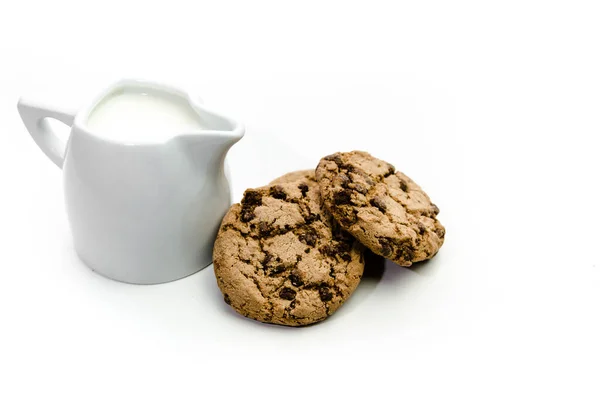 白い背景にミルクの新鮮なカップとおいしいクッキー — ストック写真
