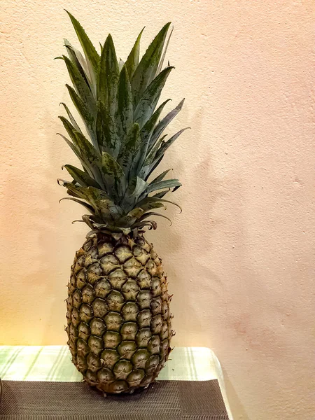 Eine Vertikale Nahaufnahme Einer Ananas Auf Einem Tisch — Stockfoto