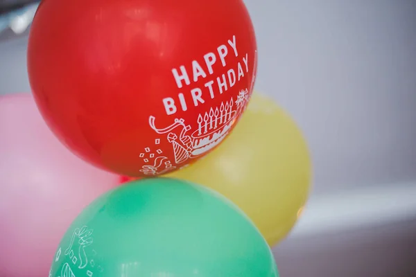 誕生日のためのカラフルな装飾気球の選択的フォーカスショット — ストック写真