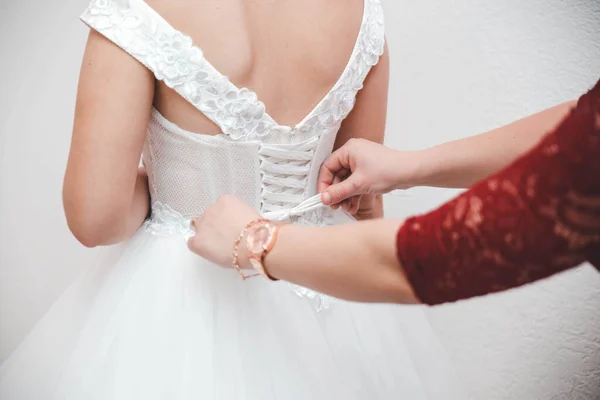 Tiro Perto Das Mãos Uma Mulher Ajudando Noiva Vestir — Fotografia de Stock