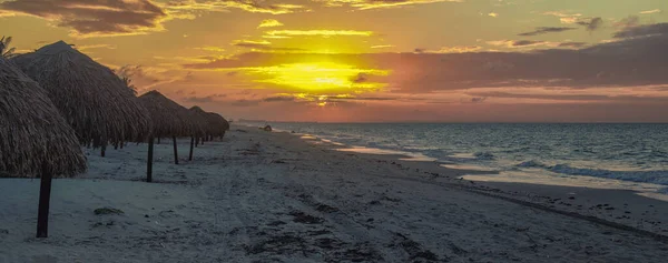 Úchvatný Západ Slunce Zachycený Klidné Pláži — Stock fotografie