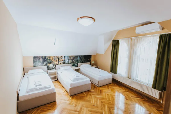 Una Vista Dentro Una Habitación Hotel Para Tres Personas Con — Foto de Stock