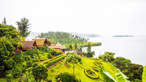 Eine Schöne Aufnahme Einer Kleinen Insel Mit Gemütlichen Modernen Häuschen — Stockfoto