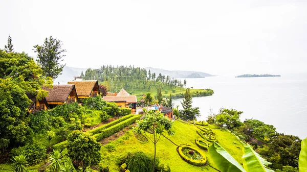 Beautiful Shot Small Island Cozy Modern Cottage Houses Surrounded Lush — Stock Photo, Image