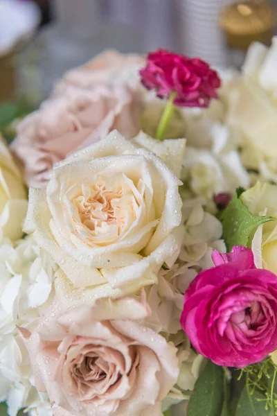 Egy Gyönyörűen Rendezett Friss Virág Lágy Fókusza Egy Esküvőre — Stock Fotó