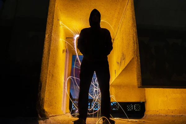 Una Silueta Hombre Espeluznante Pie Túnel Con Luces Brillantes Con —  Fotos de Stock