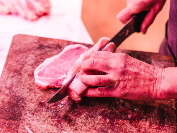 Zbliżenie Żeńskich Rąk Krojących Kawałki Surowego Mięsa Kwadratowej Drewnianej Desce — Zdjęcie stockowe