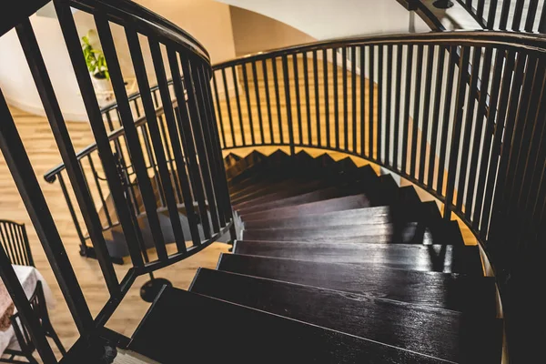 Eine Hohe Winkelaufnahme Einer Hölzernen Treppe — Stockfoto