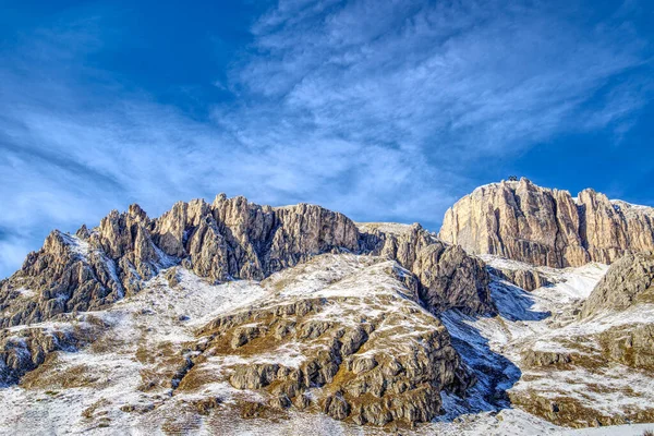 晴れた日に北イタリアの南チロルのコルヴァラ山の岩の美しいショット — ストック写真