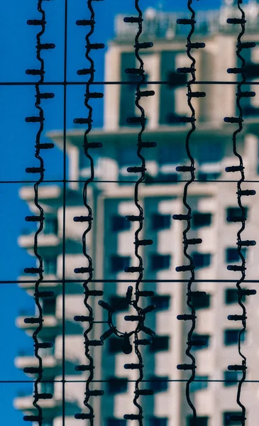 Вертикальный Кадр Струнного Света Окне Заднем Плане Здания — стоковое фото