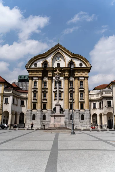 Colpo Verticale Una Bella Chiesa Della Santissima Trinità Lubiana Slovenia — Foto Stock